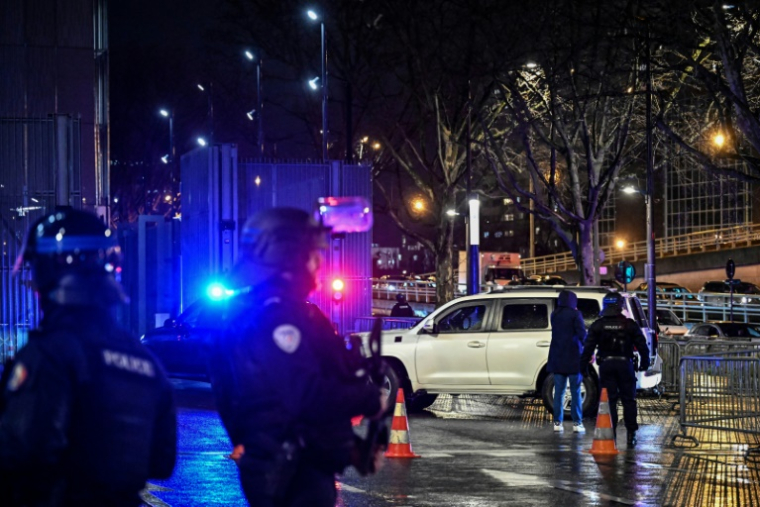 Une partie du convoi transportant Mohamed Amra à son arrivée au tribunal de Paris, le 25 février 2025 ( AFP / JULIEN DE ROSA )