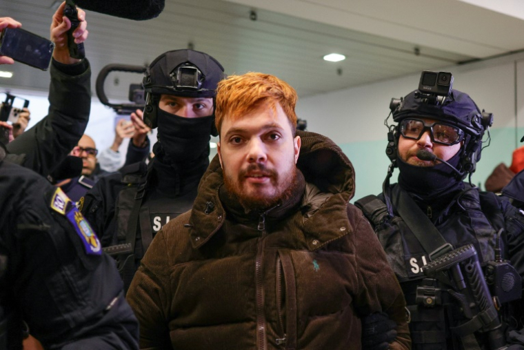 Mohamed Amra à l'aéroport de Bucarest (Roumanie) avant d'être rapatrié par avion en France le 25 février 2025 ( AFP / Octav Ganea )